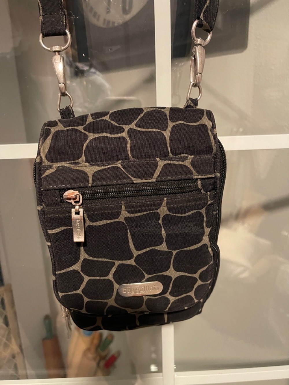 Baggallini Black and Cream Giraffe-Print Crossbody Phone Bag